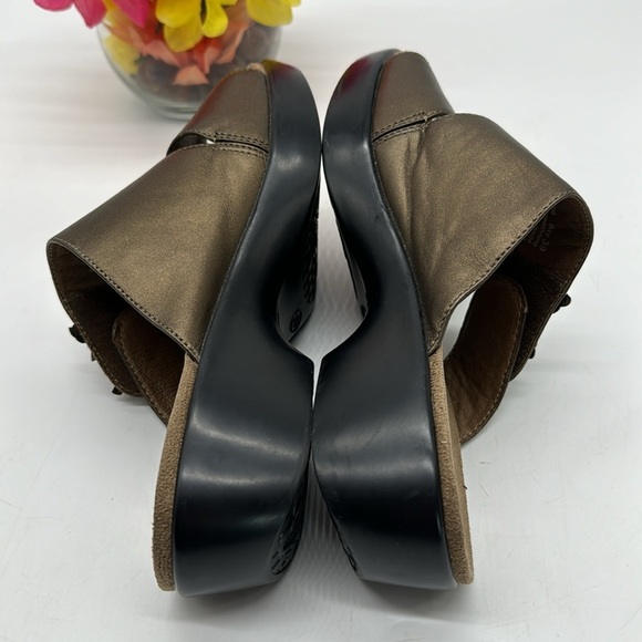 Dansko Gold Slip On Sandals with Flower EU Size 39 DAN7003A - Picture 4 of 7